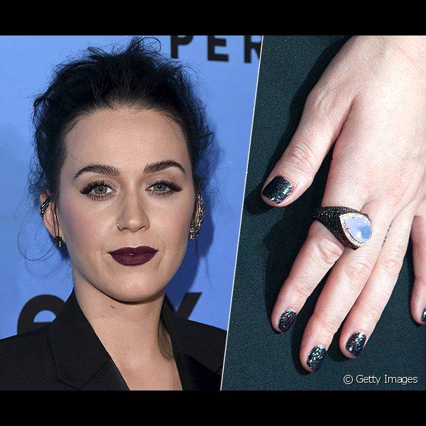 Katy Perry usou um esmalte preto com cobertura de glitter para comparecer ? exibi??o em v?deo de um show de sua turn? 